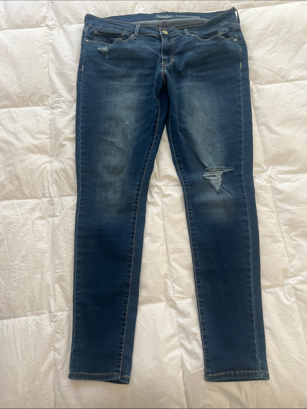 Signature Levi’s Women's Low-Rise Distressed Jeggings in Dark Blue Wash - Picture 2 of 8